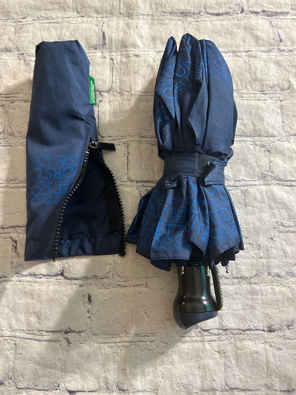 UNITED COLORS OF BENETTON NAVY BLUE COMPACT ICONIC PATTERN LOGO UMBRELLA &COVER